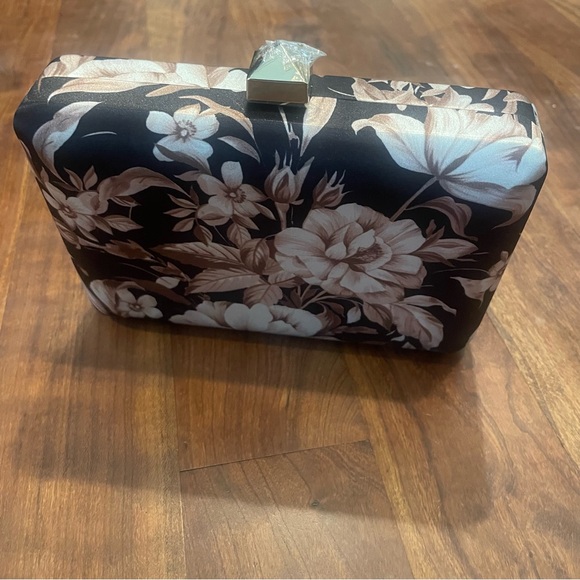 Express- NWT Black Floral Stud Clasp Clutch - Picture 3 of 7